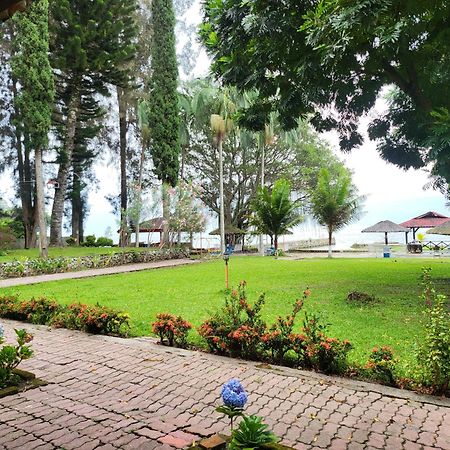 Hotel Pandu Lakeside Tuktuk Buitenkant foto