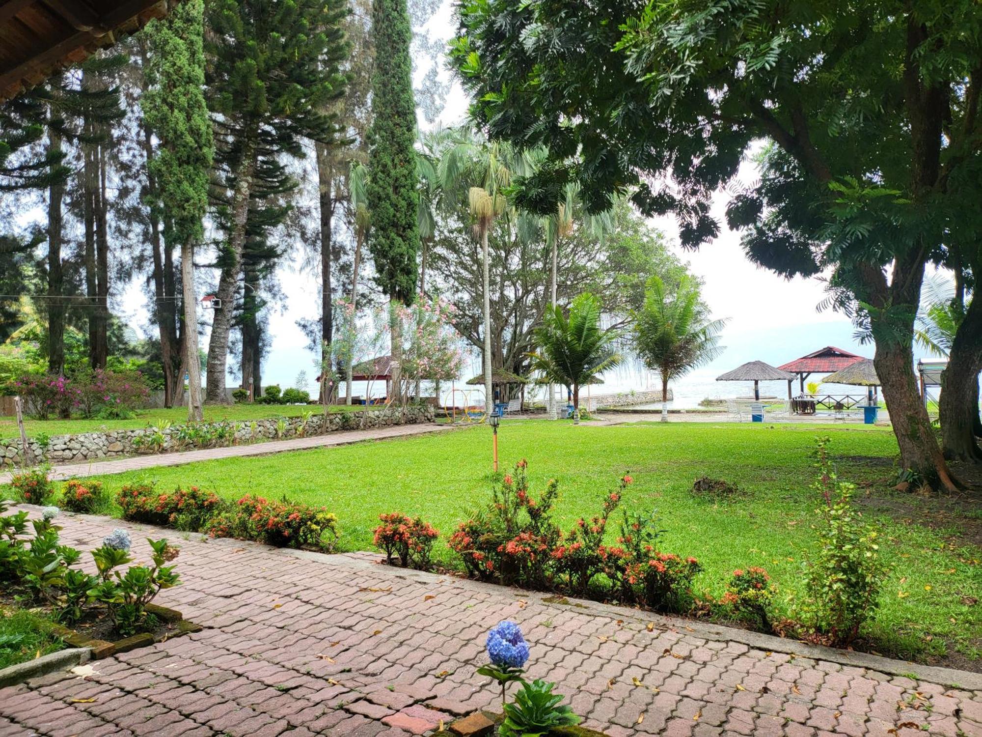 Hotel Pandu Lakeside Tuktuk Buitenkant foto