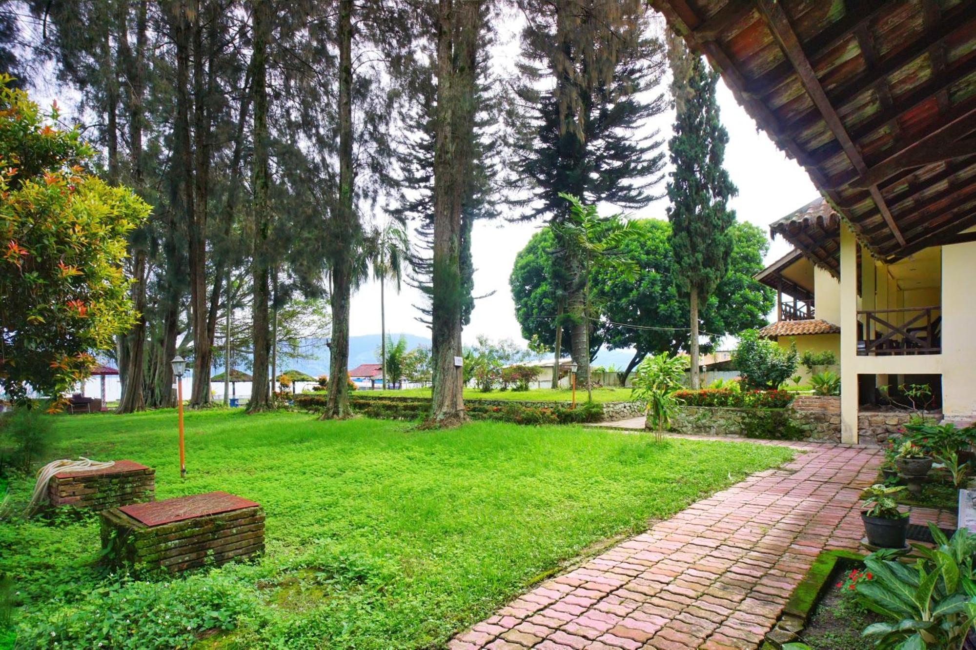 Hotel Pandu Lakeside Tuktuk Buitenkant foto