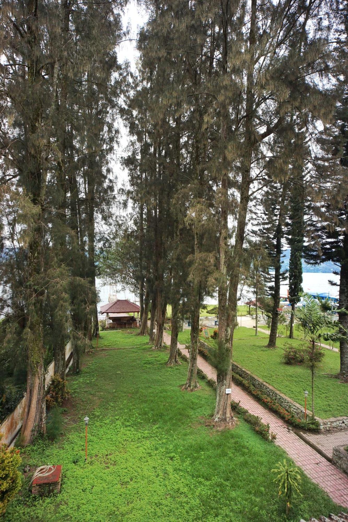 Hotel Pandu Lakeside Tuktuk Buitenkant foto