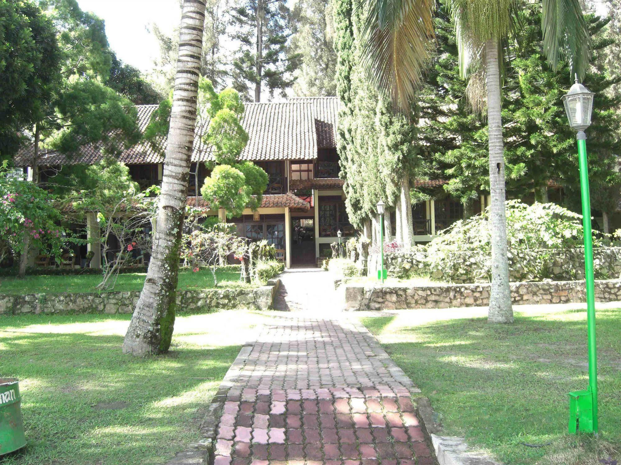 Hotel Pandu Lakeside Tuktuk Buitenkant foto