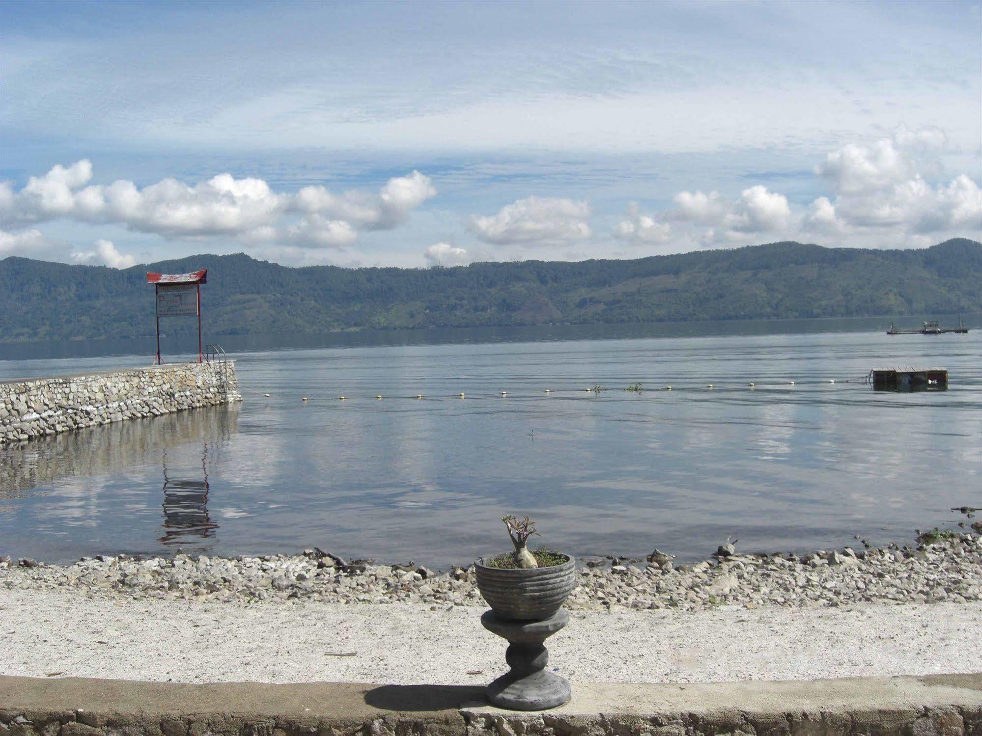 Hotel Pandu Lakeside Tuktuk Buitenkant foto