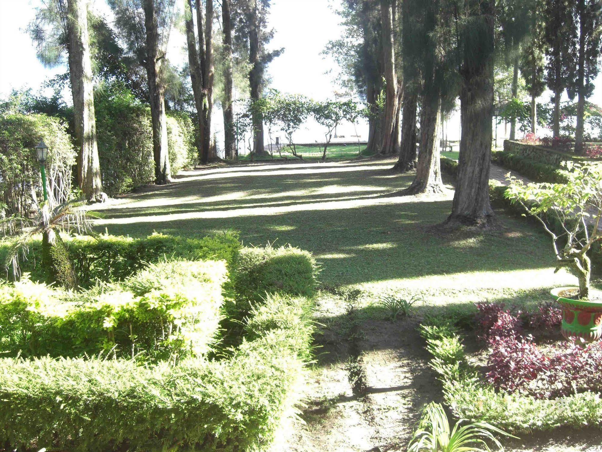 Hotel Pandu Lakeside Tuktuk Buitenkant foto