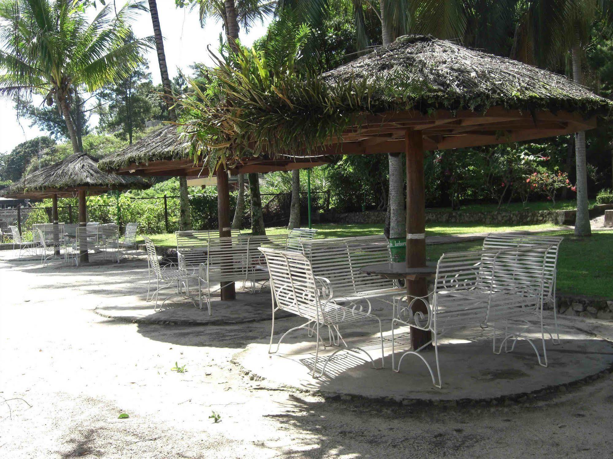 Hotel Pandu Lakeside Tuktuk Buitenkant foto