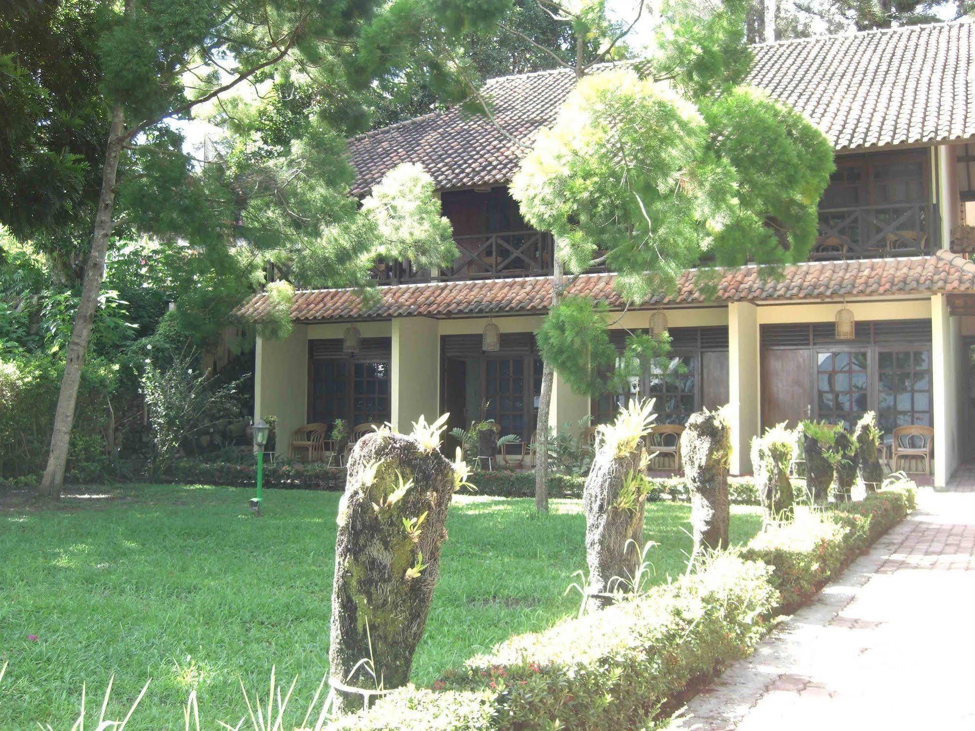 Hotel Pandu Lakeside Tuktuk Buitenkant foto